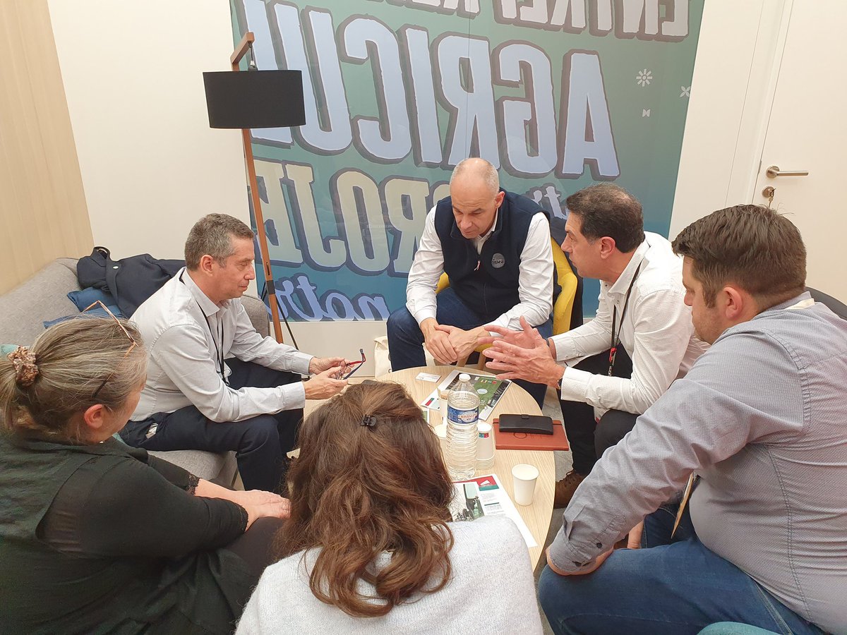 VigneronsCoop's tweet image. 🍇🍷🍾 Échanges avec la @FNSEA pour parler des spécificités #coops, de l&apos;#arrachage et de la #restructuration des #entreprises.

#SIA2024LCA #PlusFortsEnCoop