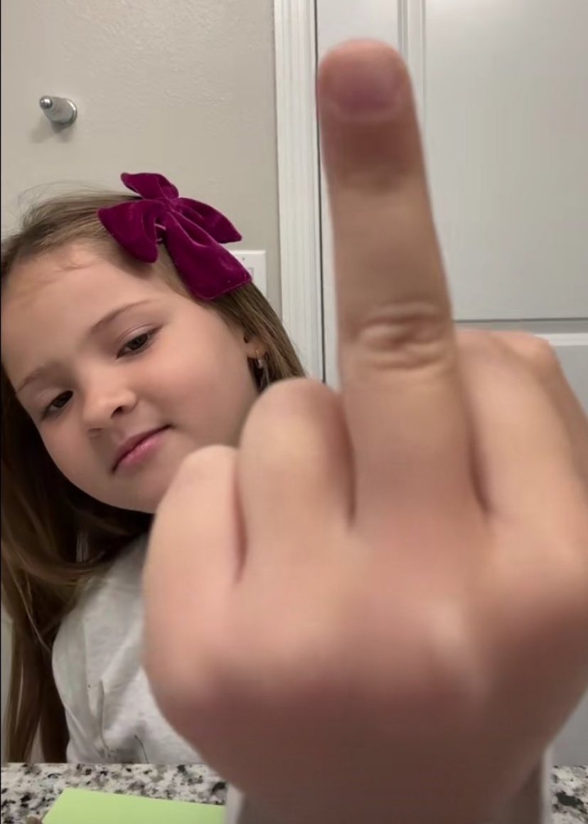 “aceita, o mundo não gira ao seu redor”