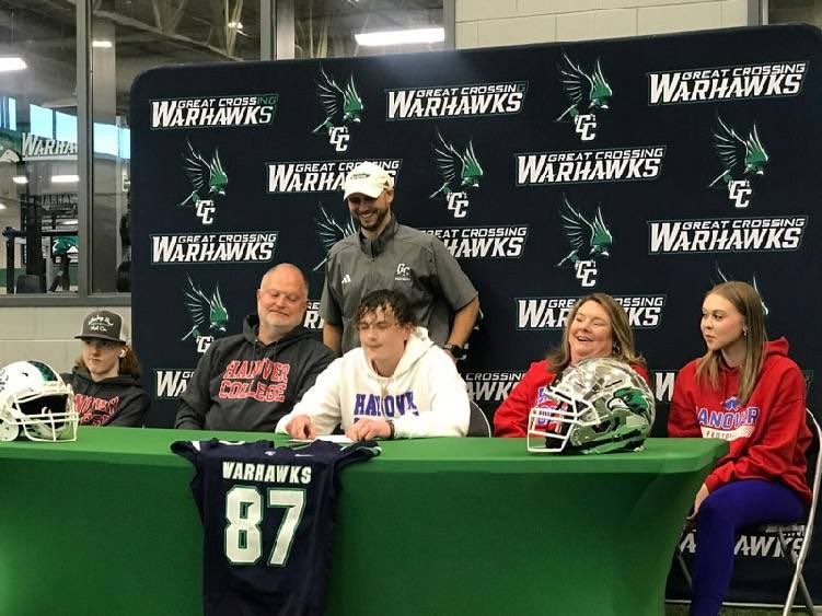 GCwarhawksfball's tweet image. Congratulations to these young men and their families on signing their letter of intents last night to further their academic and athletic careers. We know you will do Great things. 

Go Hawks. 

#eternalhawks #developed&amp;amp;recruited
#whosnext