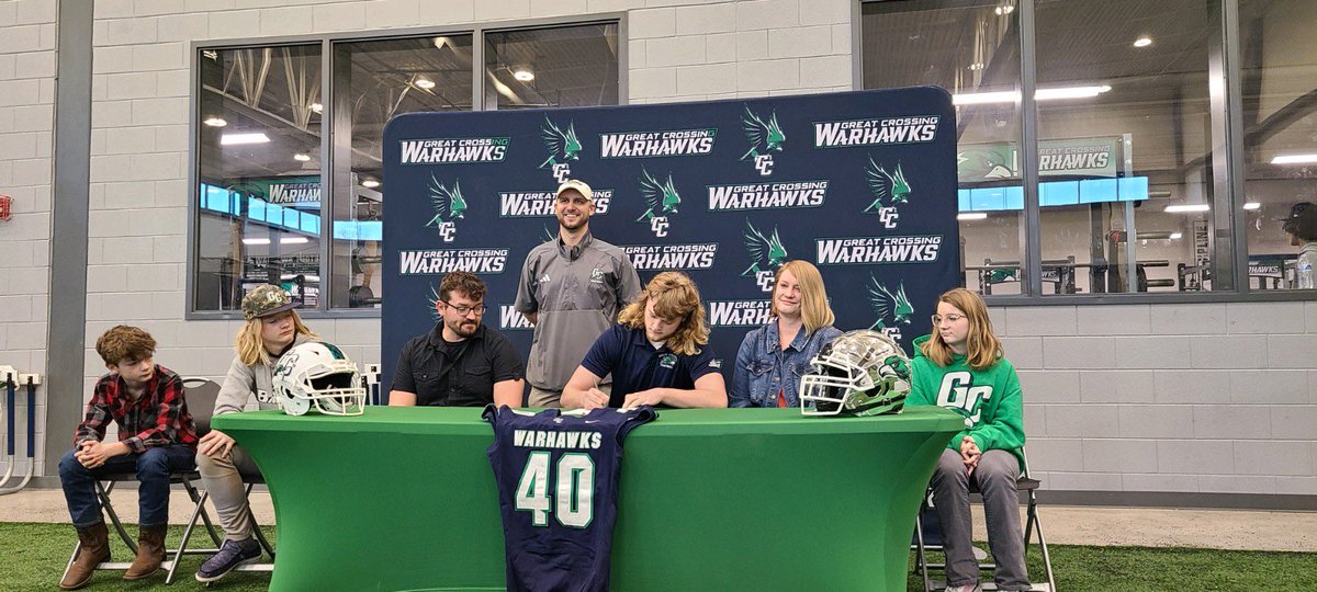 GCwarhawksfball's tweet image. Congratulations to these young men and their families on signing their letter of intents last night to further their academic and athletic careers. We know you will do Great things. 

Go Hawks. 

#eternalhawks #developed&amp;amp;recruited
#whosnext