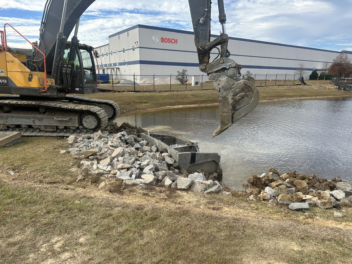 _EvansGC's tweet image. Last week, our expansion project hosted #ConstructionEngineering students from the @Citadel1842 School of Engineering. #EvansCharleston and our subcontractor #LandmarkConstruction gave a Construction/Engineering Equipment Class on civil equipment. #EvansCulture