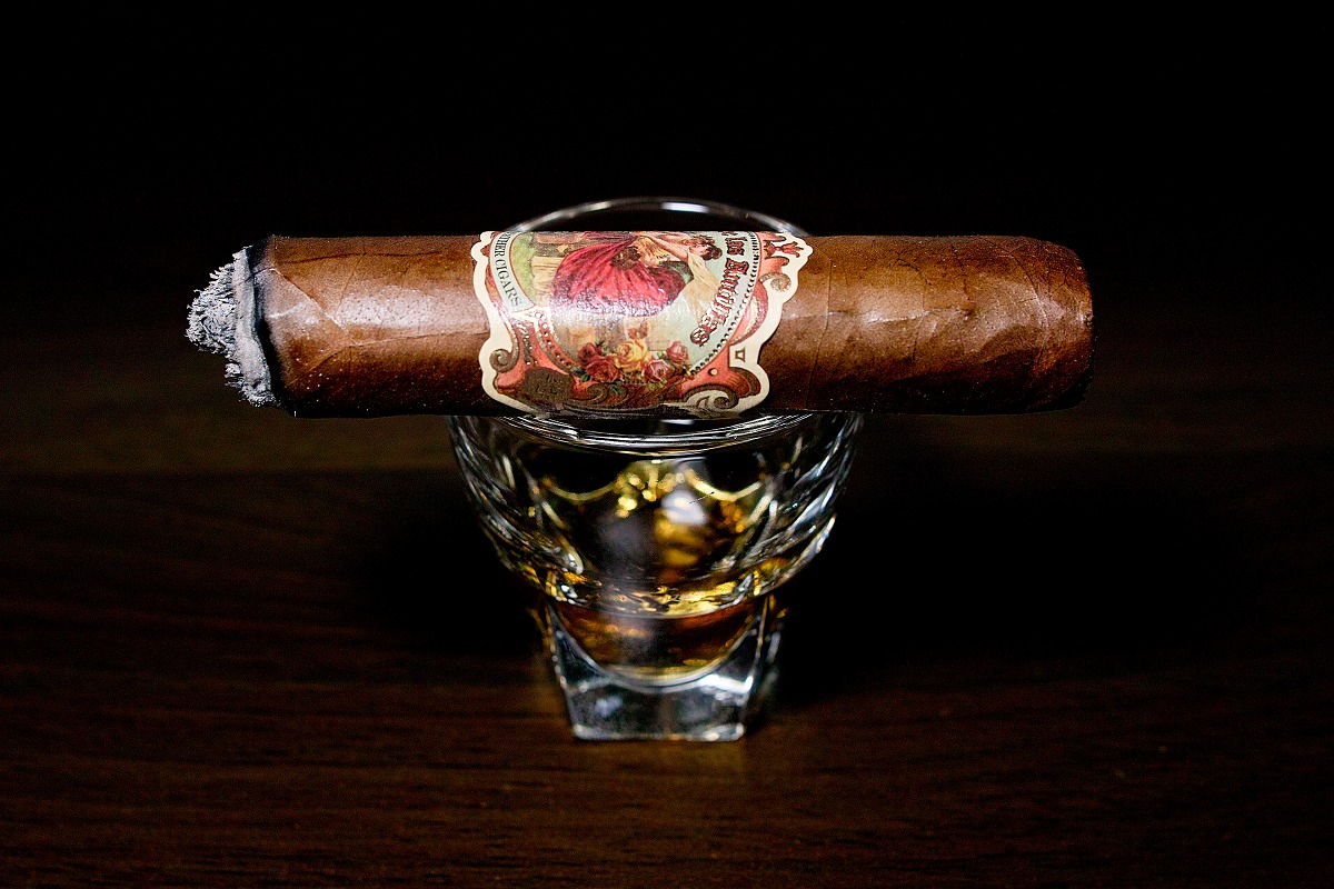 葉巻喫煙過去レビュー
マイファーザー フロール デ ラス アンティラス ロブスト/My Father Flor de las Antillas Sun Grown Robusto teikichi.com/cigar/my-fathe… 
#葉巻 #喫煙 #シガー #葉巻女子 #葉巻初心者 #cigars #myfathercigars #donpepincigars #FlordelasAntillas