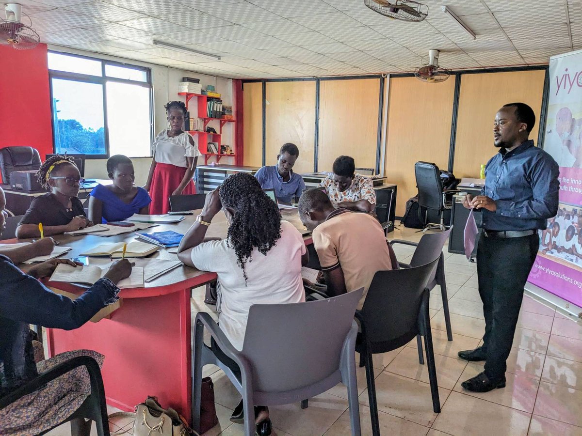 YiyaSolutions's tweet image. 1/2 On day 2 of the recent Yiya Teacher Training, teachers engaged in a team-building activity called the Communicator-Builder where one person had to build a sculpture by just listening to verbal instructions from the other person. #lastmile #teachertraining #teachingremotely