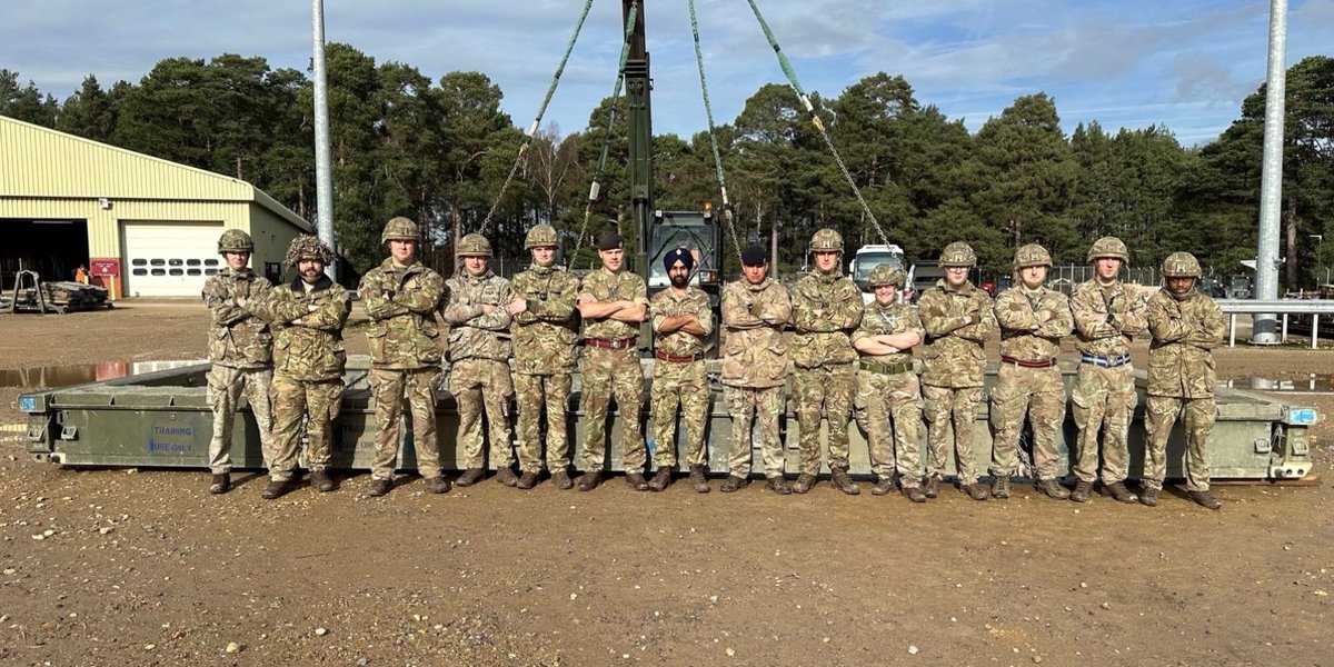 Ex BRIDEGHOOKER A Heli-Handling Team from the RAF Benson Joint Helicopter Support Squadron recently worked alongside the Royal School of Military Engineering (3 RMSE) to practise rigging a 5 bay Medium Girder Bridge as an underslung load by a RAF Chinook Helicopter.