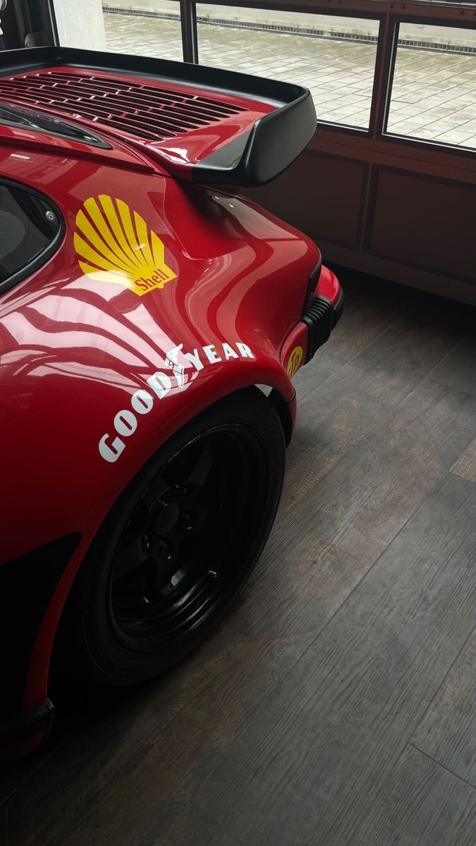 ChicaneView's tweet image. I think this is a Porsche? Looks beautiful anyways.

#cars #motorsports #racing #shell #wheels