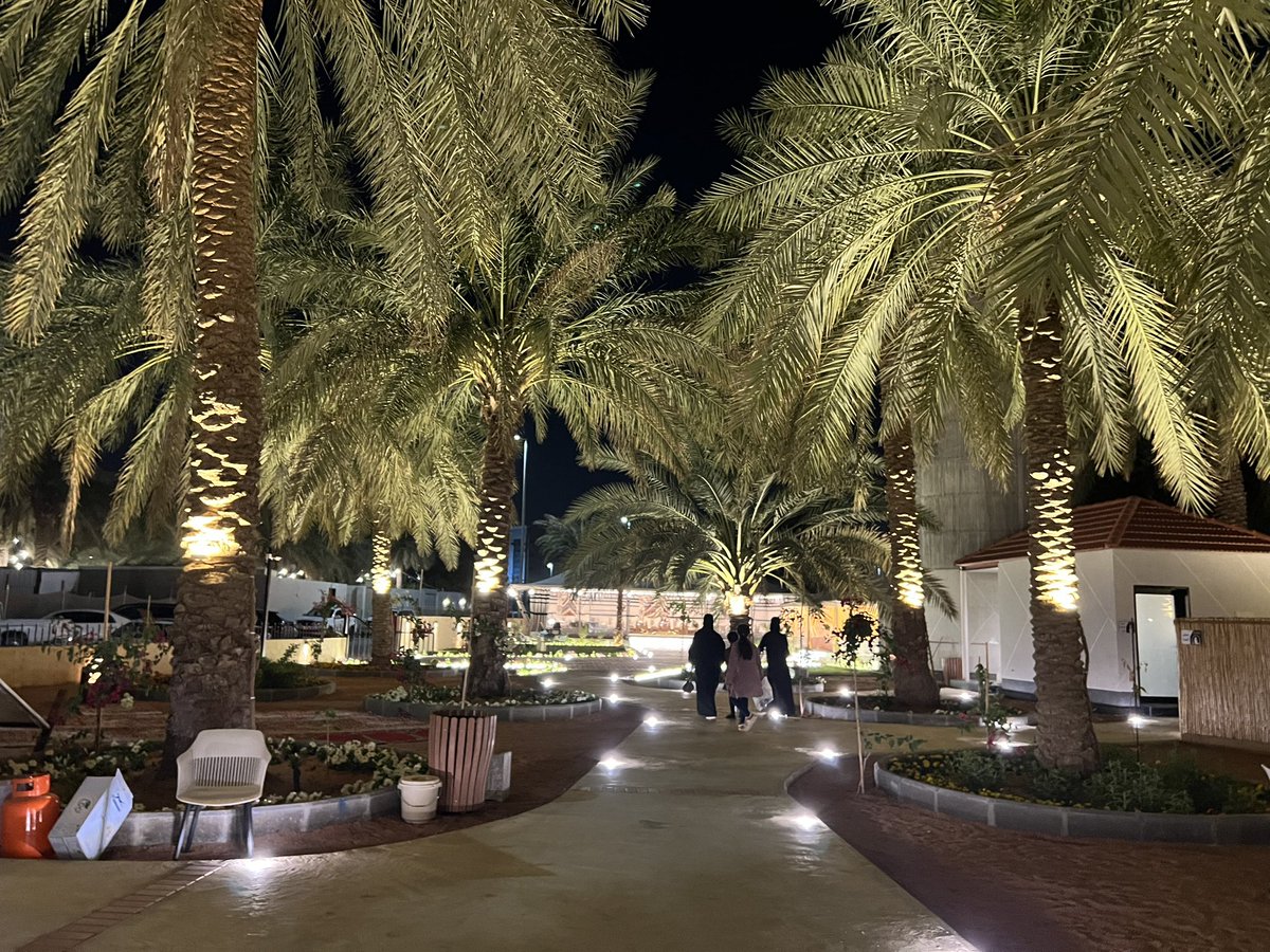 ١١/٥....ثُمَّ اتجهنا الى حايط الحوَّاس والتي يُعتبر عن مزرعة تم تحويلها الى منتزه و مقهى  و قد كان في استقبالنا ابناء الشيخ : إبراهيم الحواس (مالكي الحايط) 
وقد جعلوا جزاهم الله خير الدخول للحايط مجاني للاستمتاع بجلسات  جميلة بين النخيل ويحتوي الحايط على مقهى يمكن شراء مشروبات