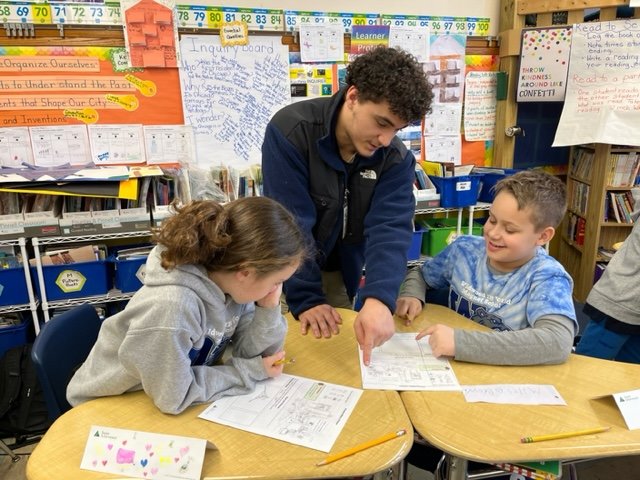 Giving back to the community! Yesterday I had the opportunity to work with 3rd graders at Wildwood School. <a href="/TaftFootballChi/">Taft Football</a> <a href="/TaftHSAthletics/">Taft Athletics</a>
