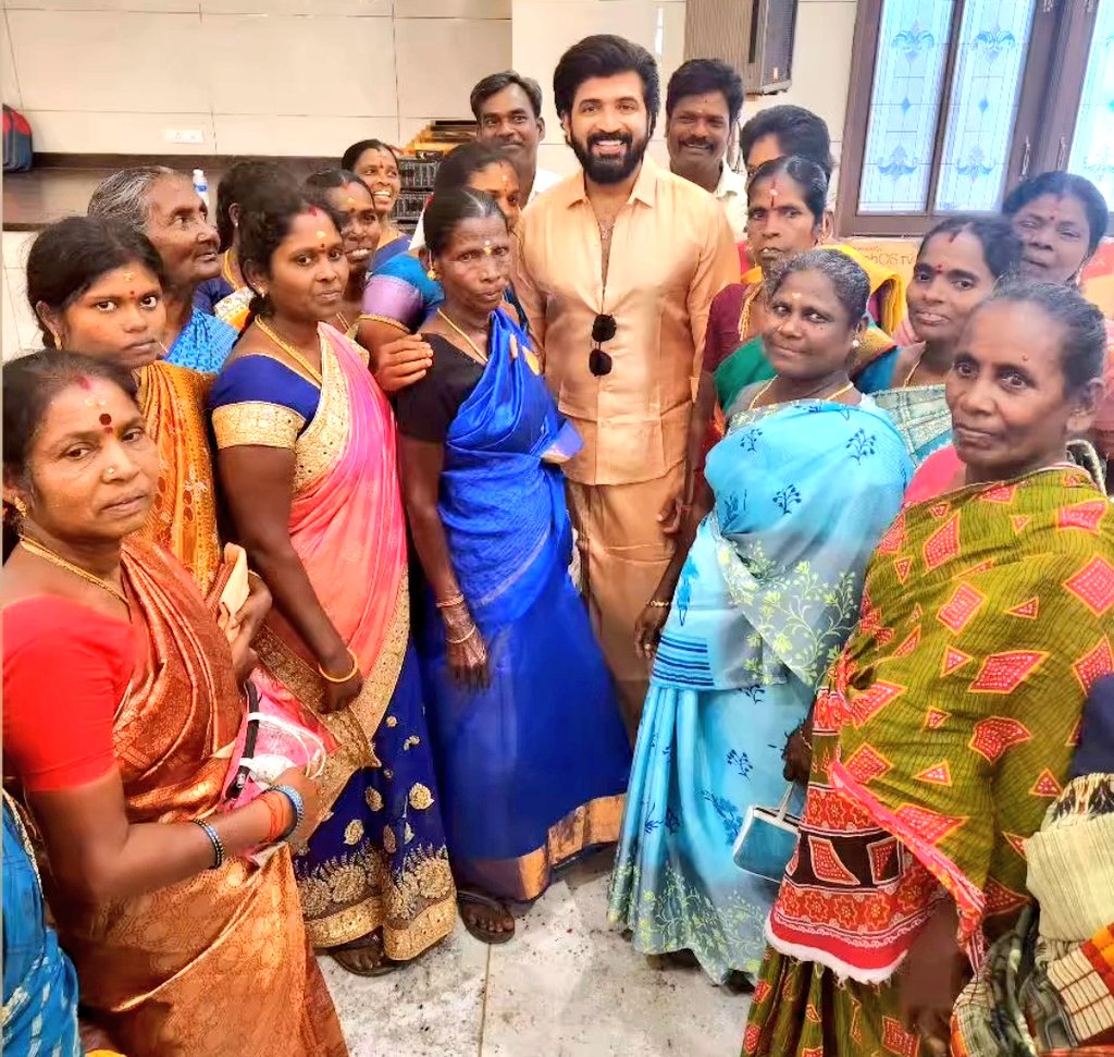 allindiaavfc's tweet photo. நம்ம ஊர்  மக்கள்!😍
#AV in native land with his native people!🧡
@arunvijayno1 | #Arunvijay https://t.co/tfBBQG1dhp