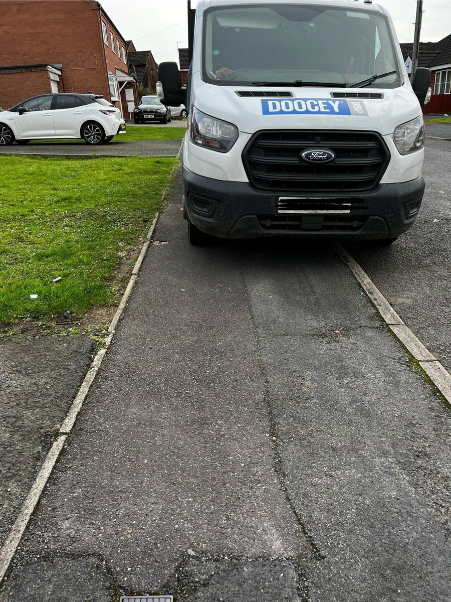 Love that this resident parks nearby opposite a junction AND blocks the pavement. Wheelchairs don’t go well on grass 🙄 @sandwellcouncil double yellows needed. @YPLAC #pavementparking #illegalparking #disabledaccess #discrimination #wheelchairaccess #ableism