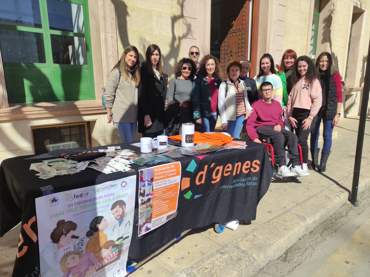 Hemos dado visibilidad al #DiaMundialdelasEnfermedadesRaras en #Totana,con una mesa informativa y lectura de la Declaración institucional de @FEDER_ONG. Gracias a los responsables municipales y de los dos centros de salud que nos han acompañado, así como a socios y voluntarios