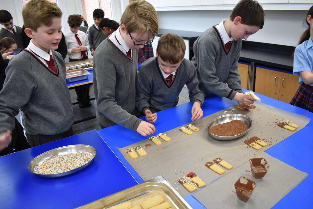 Form 6 have been unravelling the sweet secrets behind #chocolate treats with Jo, Development Chef with @AccentCatering 🍫🍪 They have been learning about the fascinating tale of chocolate cultivation & commerce, & tried their hand at crafting indulgent truffles & biscuits🌎🩷