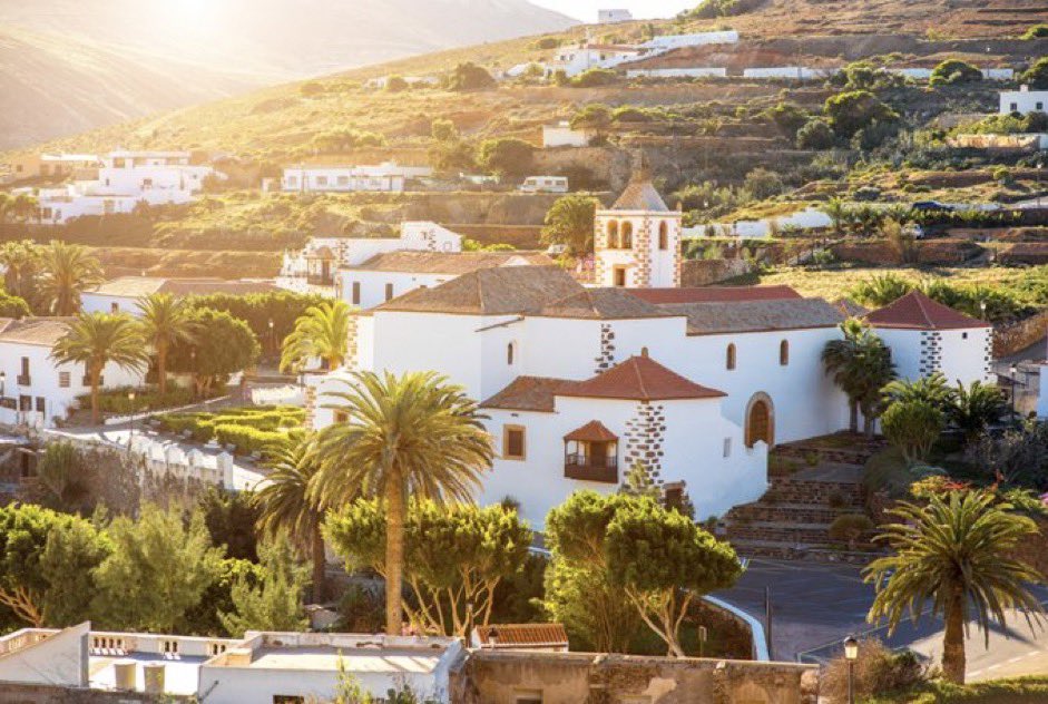85,056,528 tourists visited Spain in 2023, exceeding 85M for the first time. 

The UK🇬🇧led again the list, with 17.3M tourists visiting 🇪🇸, followed by France &amp; Germany.

Catalonia, Balearic Islands &amp; the Canary Islands were the main destinations.

📸 Betancuria, Fuerteventura 🏝️