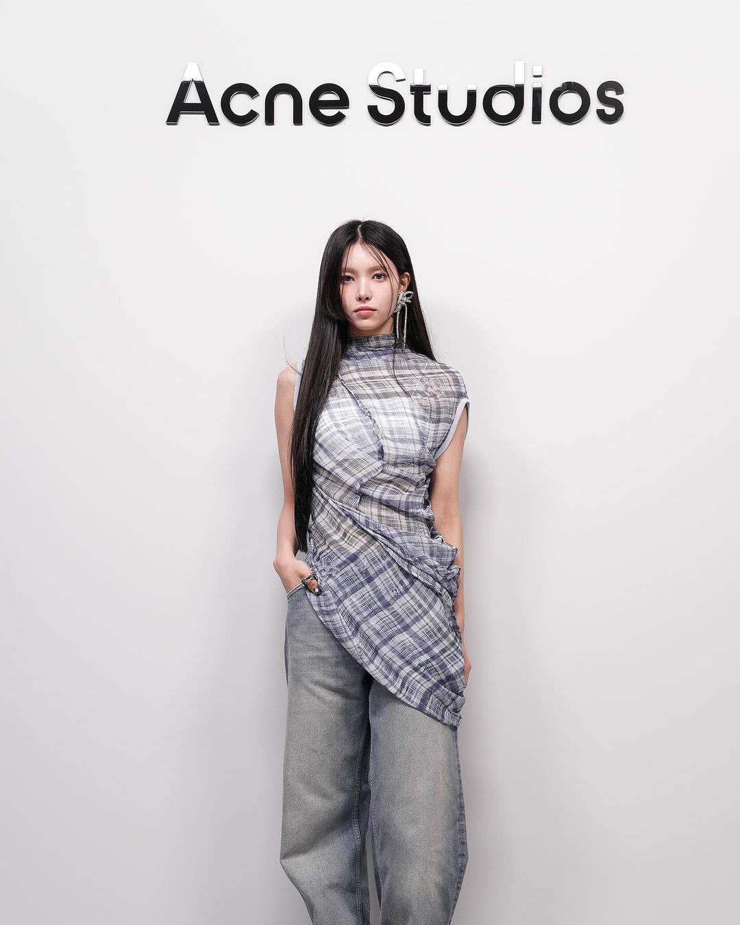 illit yunah ポスター アイリット ユナ acnestudios 新鋭K-POPガールズ