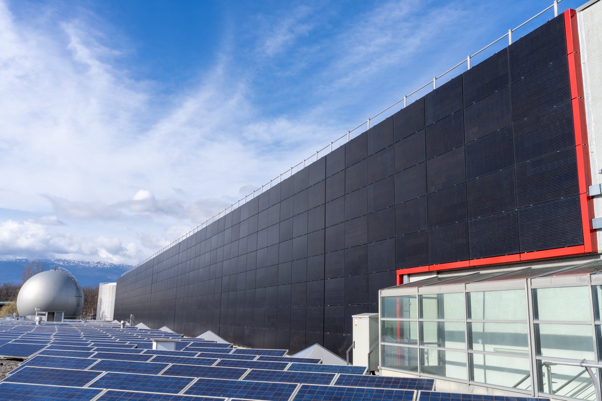 La plus grande centrale photovoltaïque en façade de Suisse romande, d’une surface de 797 m2, a été construite sur les bâtiments de notre site du Lignon. La totalité de l’électricité produite, soit près de 115 MWh/an, est autoconsommée pour les besoins du site.