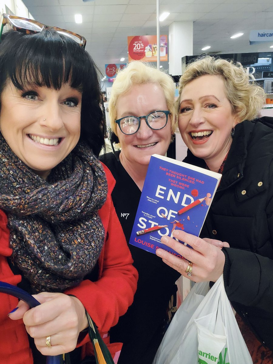 LOVELY to meet you today @MachinSharronm1! How random! And you're officially the buyer of my first dedicated and signed #EndOfStory paperback from the brilliant @beverleybooks! 💙