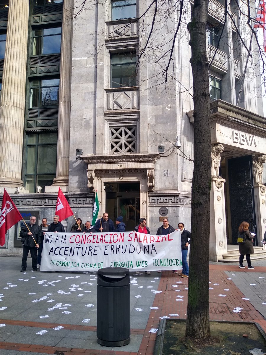 LabBulegoak's tweet image. Hoy las delegadas IDE nos hemos concentrado frente a clientes de Accenture para señalarles como cómplices de nuestra congelación salarial 

Gaur, IDEko ordezkariok elkarretaratzea egin dugu Accentureko bezero batzuen aurrean, gure soldata-izoztearen konplize direla adierazteko.