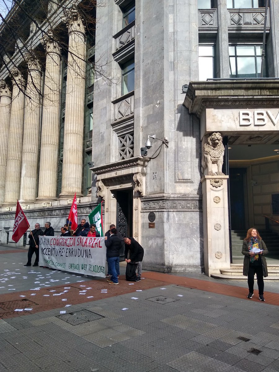 LabBulegoak's tweet image. Hoy las delegadas IDE nos hemos concentrado frente a clientes de Accenture para señalarles como cómplices de nuestra congelación salarial 

Gaur, IDEko ordezkariok elkarretaratzea egin dugu Accentureko bezero batzuen aurrean, gure soldata-izoztearen konplize direla adierazteko.