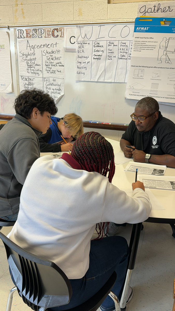 Mr. Hopkins makes small group facilitation look effortless. We stopped by during an ELAR lesson and the way that he cultivates student discourse through encouraging feedback is nothing short of amazing!

#leadershipacademynetwork #teachwithLAN #literacy