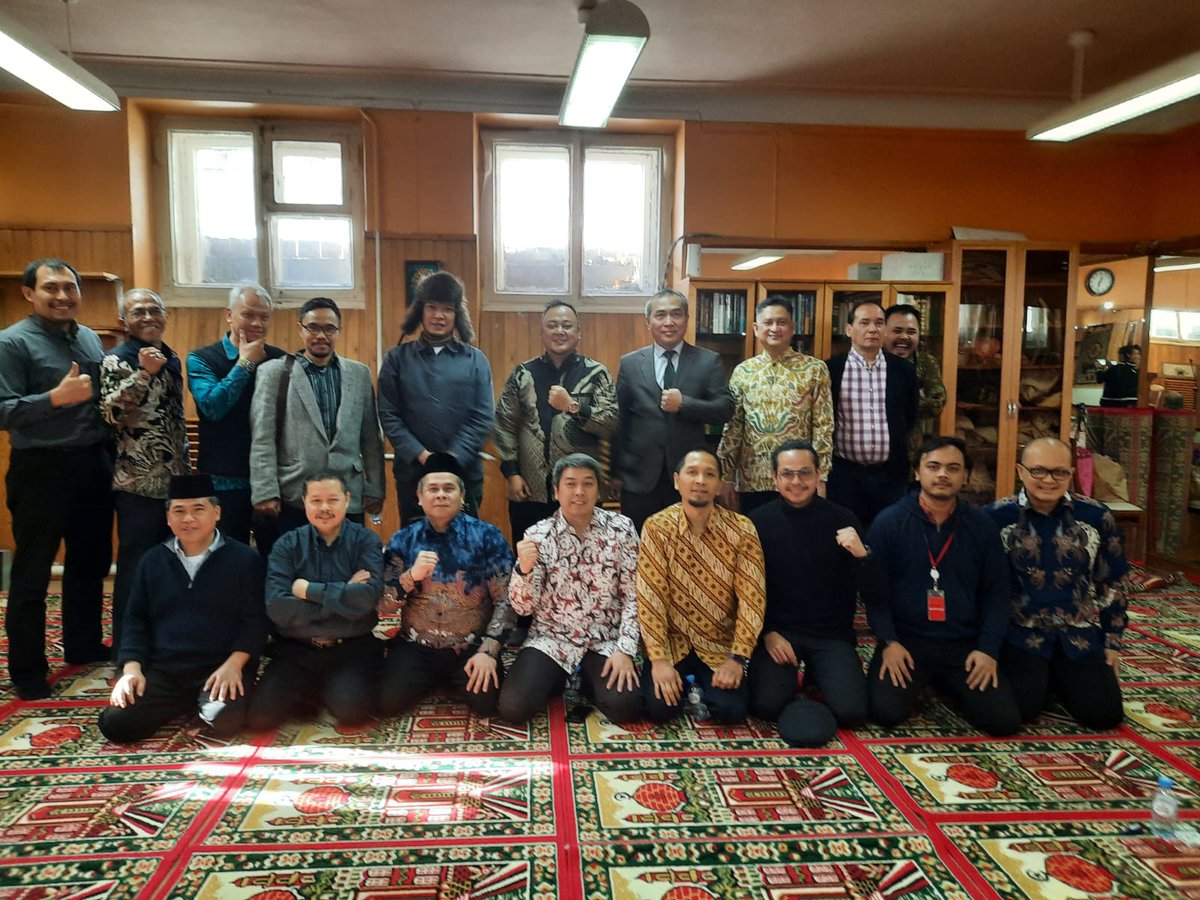 PatubMbel's tweet photo. >Suwun banget mas Frass KBRI yg tlh nyetori crita² selama anakbuah saya di sana. Wong ya ada saya, knp dr Indonesia hanya Sabrang yg diundang?! Hih! Sy ini kurang apa? Nggitar bisa, kanca kenthele mas gibran iya, SJW brio kuning jg iya. Apalagi? Bhs inggris? Yaa.. hmm.. > https://t.co/xZVkDbE7Sz