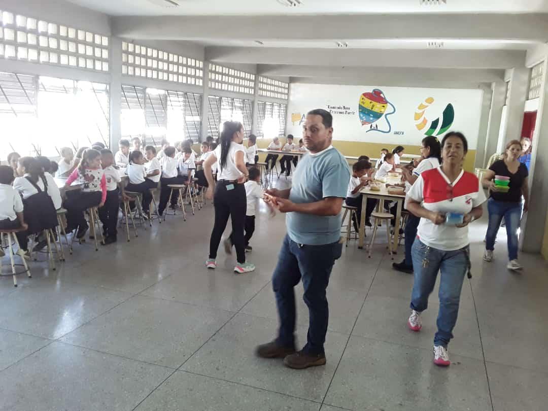 #EsNoticia || Reactivan comedor en el C.E "Tribu Jirajara" del Mcpio Bruzual, las Cocineras y Cocineros prepararon un rico almuerzo para el deleite de nuestros niños y niñas futuros de la Patria.
<a href="/cnaeoficial/">cnaeoficial</a> <a href="/FontalvoCNAE/">Jesús Fontalvo</a>