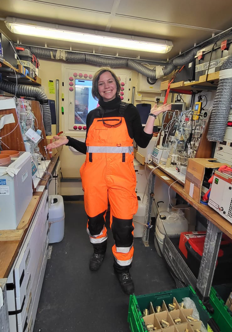 Read about Laurel and Lucy, the complex friends (instruments) of the chemists on the #AntarcticPICCOLO cruise: bit.ly/3wB1AkY @uniofeastanglia @PlymouthMarine @PlymUni @UniversityLeeds @univofstandrews @_SMRU_ @BAS_News 📸 Photo of Elise Droste by Shaun Miller (BAS)
