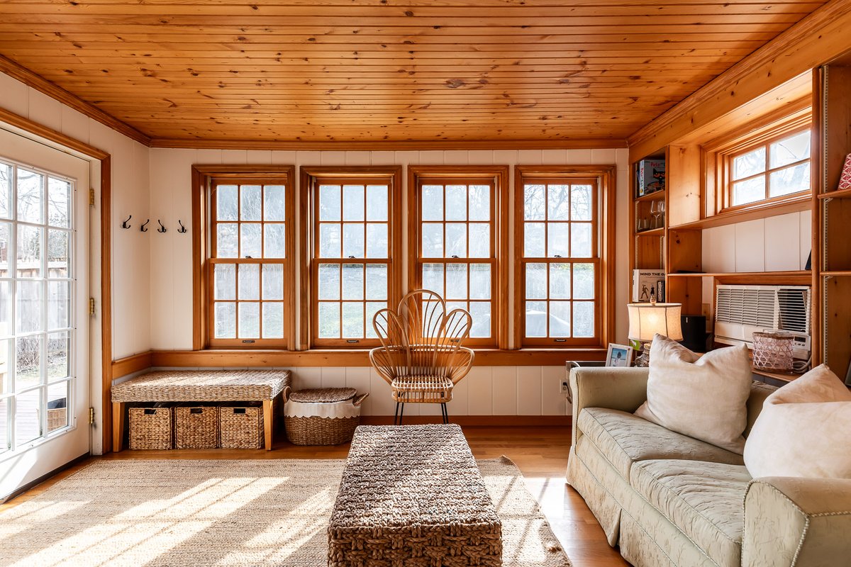 DorgerDiff's tweet image. 🏡LOVELY LIVING IN A LIVELY LOCATION!

This charming home boast approximately 2,300 sqft of beautifully finished living space right next to Mt. Lookout Square! 

For more details visit: dorgerdifference.com/listings
#realestate #homesweethome  #cincinnatirealestate #cincyrealestate