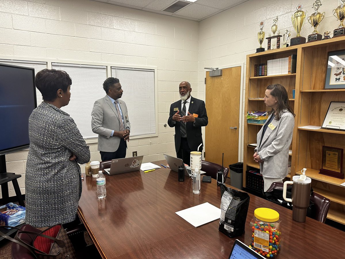 KiaChavous's tweet photo. It was a busy day at @RedOakElemen! Mayor Anthony Ford attended our SGA pinning ceremony and a site vitit with Dr. Jackson, @DrSherfield, and Dr. Scott. 💪🏾

#MoreWinning  #MoreCelebrating @TishaYo96090183 https://t.co/4hTZUQg363