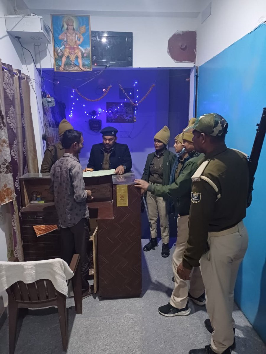 PatnaPolice24x7's tweet photo. पुलिस उप-महानिरीक्षक सह वरीय पुलिस अधीक्षक, पटना के निर्देशानुसार आसन्न लोकसभा चुनाव के दृष्टिगत एवं विधि-व्यवस्था संधारण हेतु पटना पुलिस द्वारा विभिन्न थाना क्षेत्रों में होटल की सघन जांच की जा रही है।
@dm_patna
@bihar_police
#hotelchecking
#LawAndOrder
#GeneralElection2024 https://t.co/nj0sbVj12F