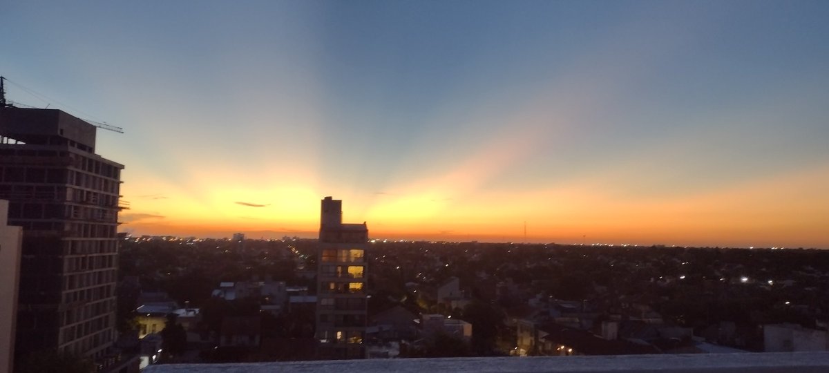 Un atardecer bello!!!!...