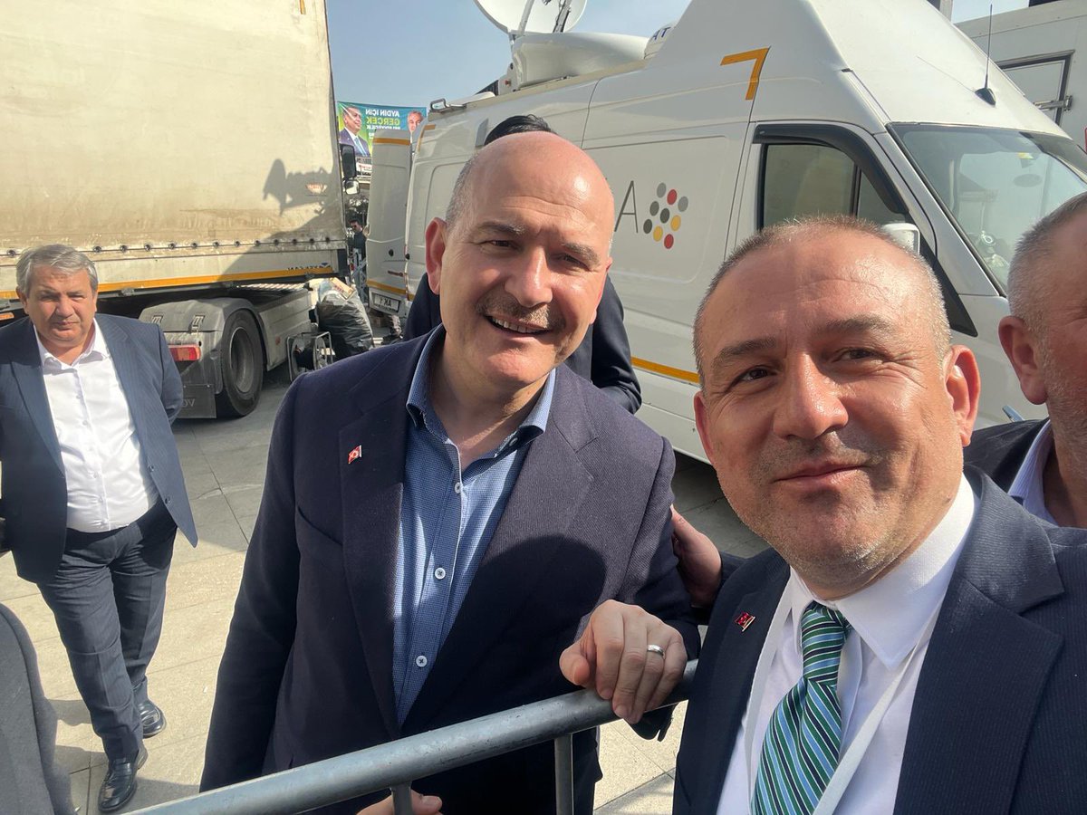 Cumhurbaşkanımız Sn. Recep Tayyip Erdoğan’ın şehrimizi ziyaretinde eşlik eden önceki dönem İçişleri Bakanımız, İstanbul Milletvekilimiz Sn. Süleyman Soylu ile ayaküstü sohbet ederek hasret giderdik. Kıymetli Bakanımıza yakın ilgisi için teşekkür ederim. <a href="/suleymansoylu/">Süleyman Soylu</a> 

Ayrıca