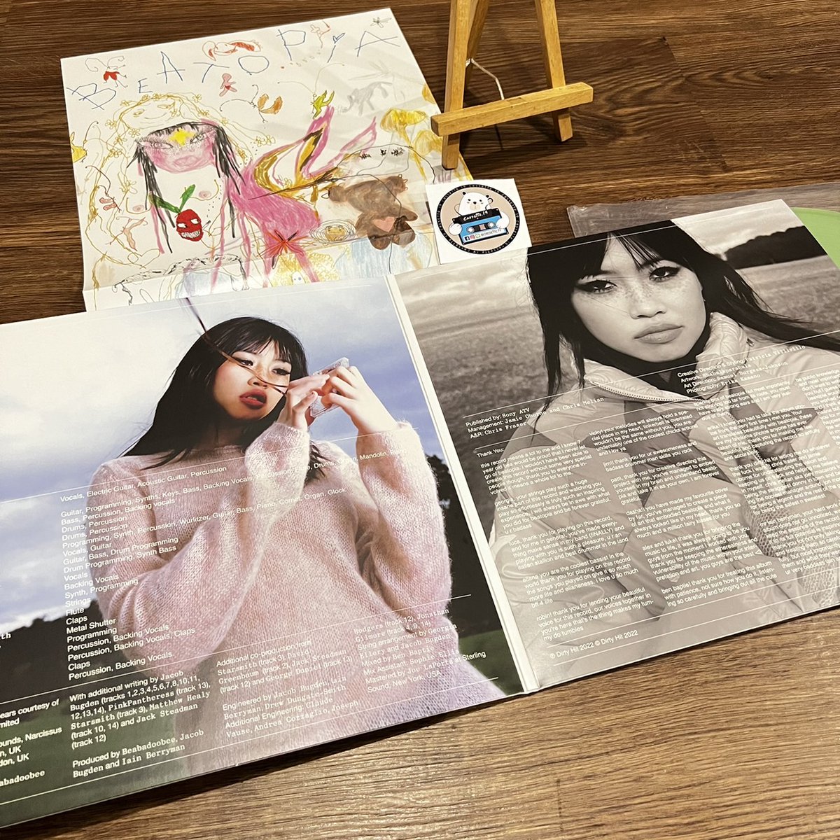 19Cassette's tweet photo. ✅พร้อมส่ง ✅New 📀 #Vinyl
BEABADOOBEE - Beatopia (EU) (2022)
: Coke Bottle Clear🟢,1LP
1,390฿ 📮ส่งFlash 70฿

#BEABADOOBEE #Beatopia
#BEABADOOBEEvinyl #แผ่นเสียงBEABADOOBEE
#ตลาดนัดBEABADOOBEE  @beabadoobeebr @beabadoobee_th https://t.co/LmzZyQ1ofF
