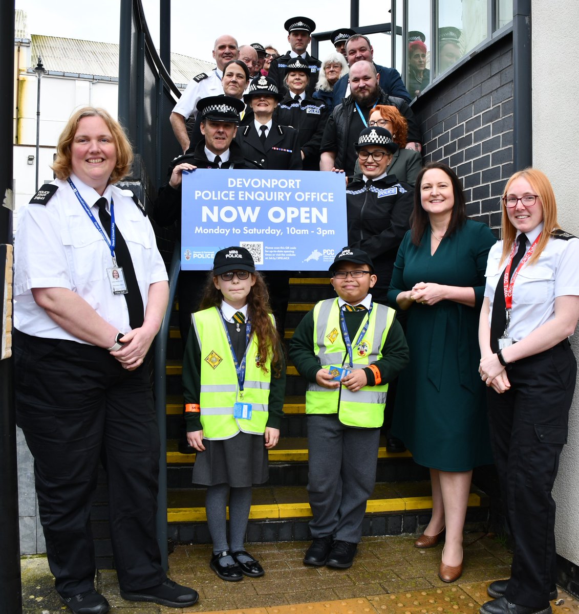 A bit later than planned (due the small matter of a WW2 bomb) but today the Commissioner joined community members to officially open Devonport Police Enquiry Office - one of 18 she's opening or reopening in Devon and Cornwall. @Matt_Longman_ @plymouthpolice @devonportpolice 👏