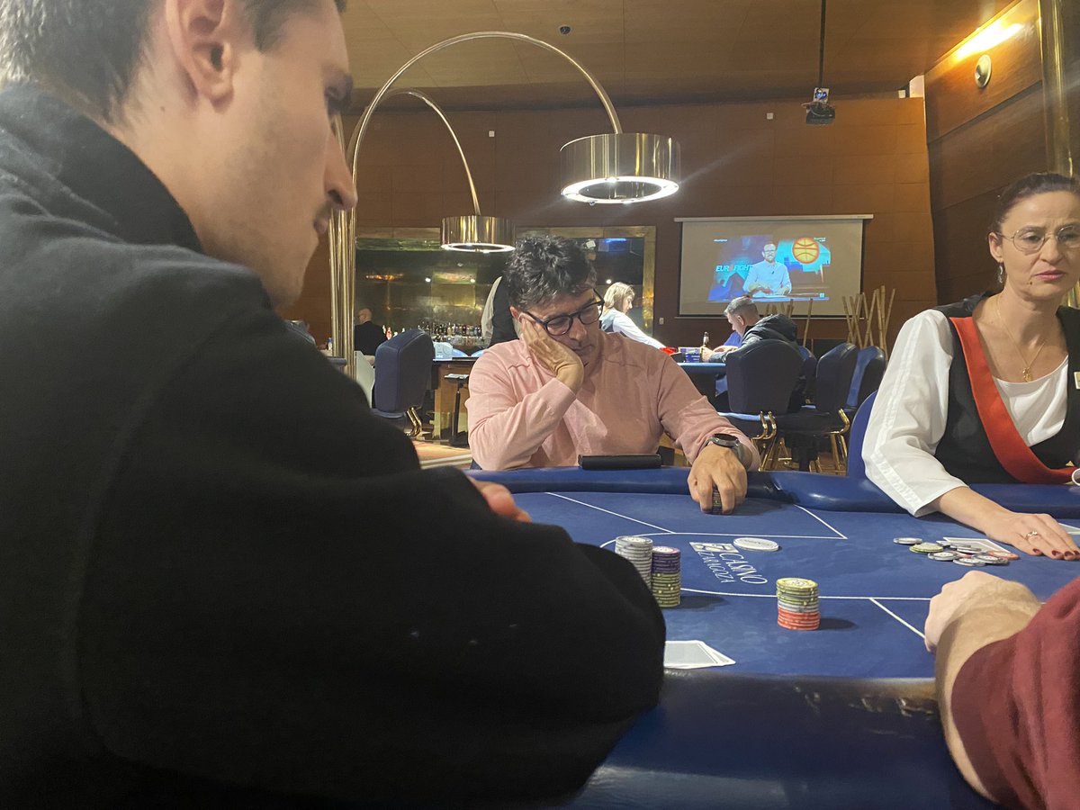 Lacomunidad_pkr's tweet photo. 36 jugadores marcan las pantallas mediado el cuarto nivel de la tarde.

@estellecohuet @ALMARPU @BudoH4P @JesusCastrogon1 

De camino @cidrodrigo66 @pakolion83 y cía 

@CasinoZaragoza 
#LaComunidadPokerTour https://t.co/mTNoSLuGIO