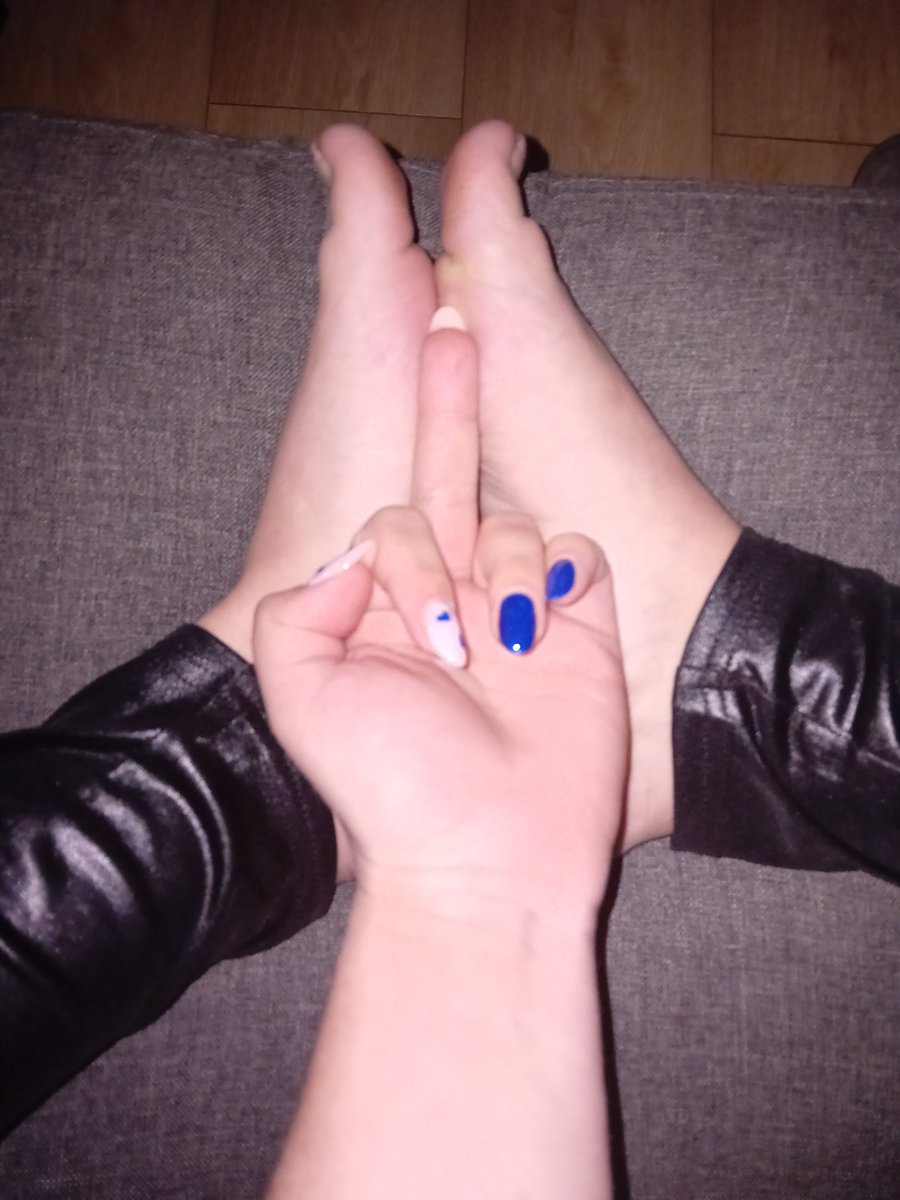 Anna25Princess's tweet photo. Uwielbiam gdy robicie się tacy malutcy przy mnie😁 jak karaluchy, które mogę w każdej chwili zgnieść. A takie kundle oddają to co należy do mnie!! Bo jesteście tylko nic nie wartymi swiniami🤣 zgłaszać się. Chętnie kogoś wydoje 🤑 #findom #fendom #Polskadomina #Stópki #donogipsy https://t.co/xwYdkVdWO3