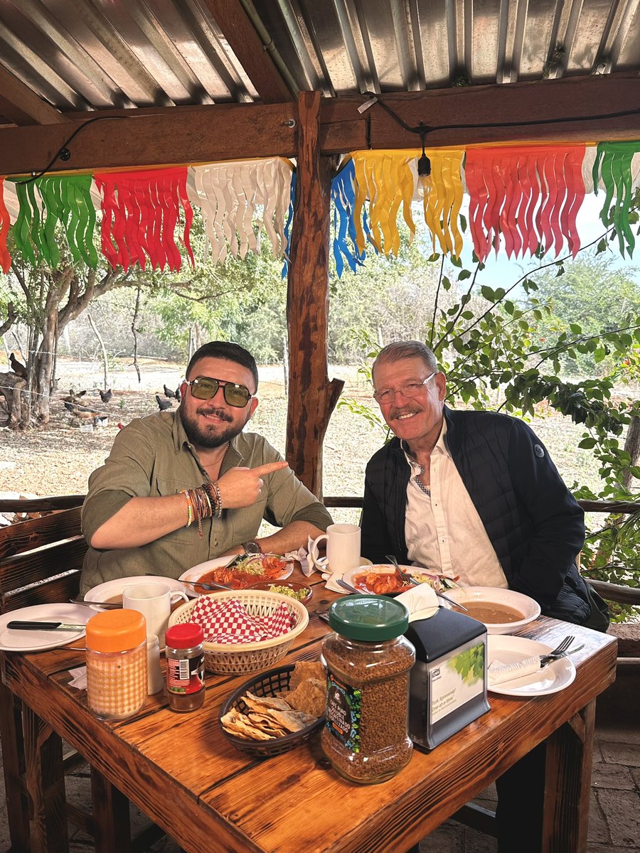 Arrancamos muy bien este jueves, desayunando con @renecamacho_abl ¡Estamos listos para llevarles un gran show este 09 de marzo en San José California! #LasBandasMasGrandesDelMundo