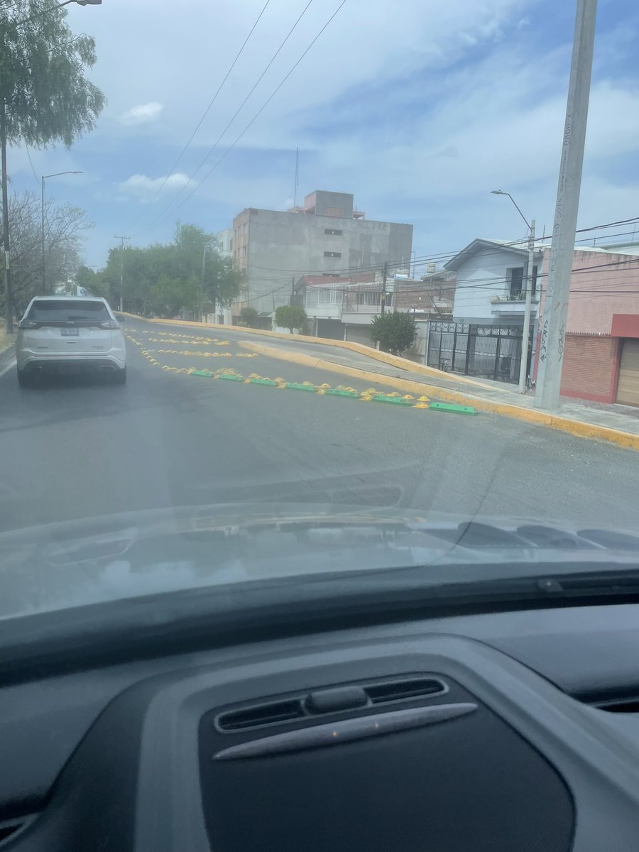 Permítanme felicitar al genio que puso estos rompellantas en malecón del río para proteger los diez coches por hora que se incorporan desde la Martinica, teniendo espacio suficiente para hacer un carril espuela para el supuesto, nada más asfixió poquito un tramo completo