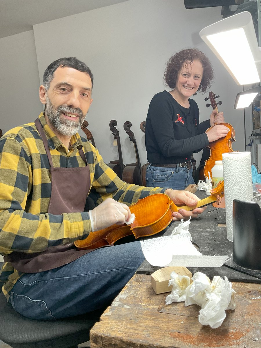 Today I'm the other side of the camera, learning how to clean my violin properly under the watchful eye of Massimiliano! #violin #lutherie #busmansholiday
