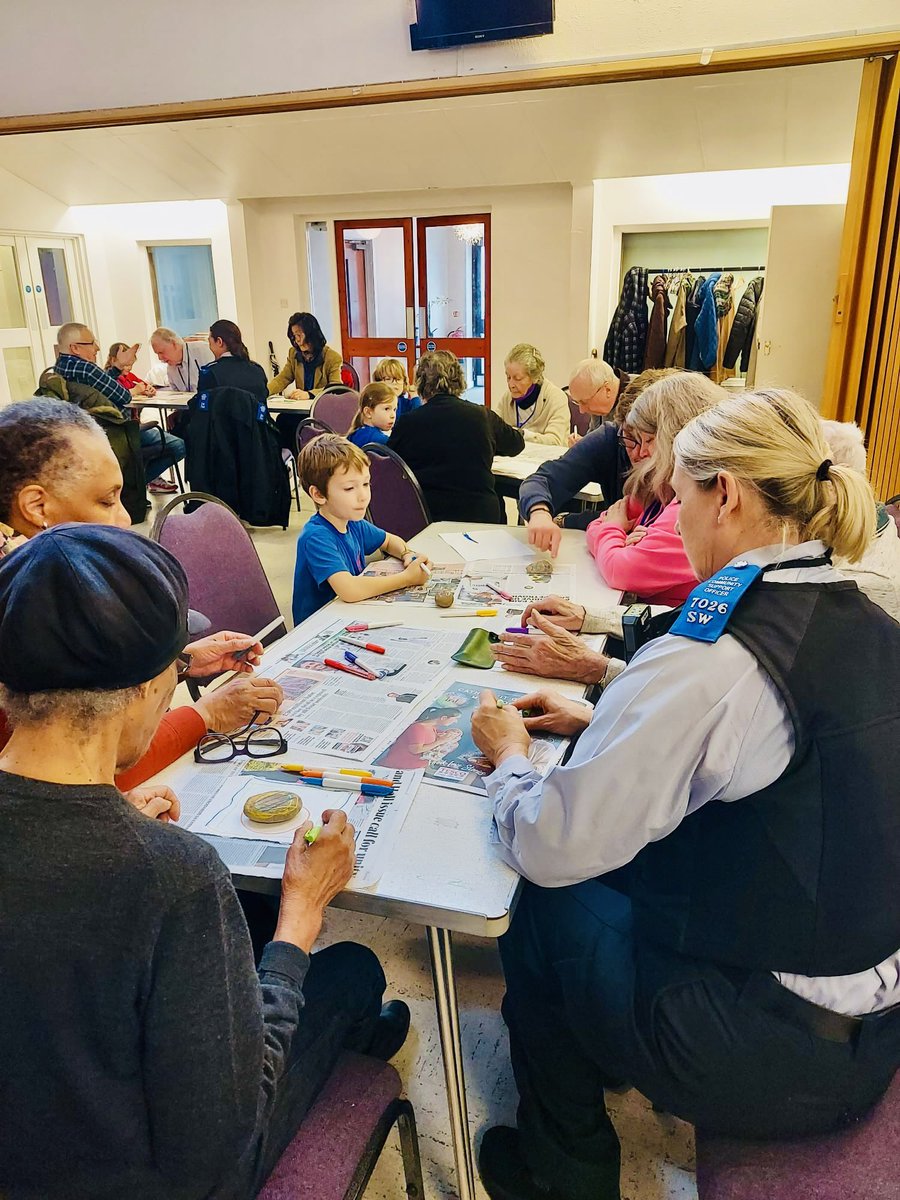 Pebble painting this week. Such creativity from all the generations. Our local police @MPSEastPutney also had a go!🎨💕 #Intergenerational #Grandfriends #pebblepainting #community #sparkletogether