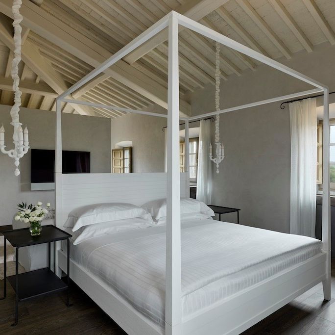 This March, the fairytale Tuscan castle hotel, COMO Castello Del Nero, will debut a new five-suite private country villa, nesting among the vineyards and olive groves of the 740-acre Chianti estate.

elitetraveler.com/travel/hotel-n…