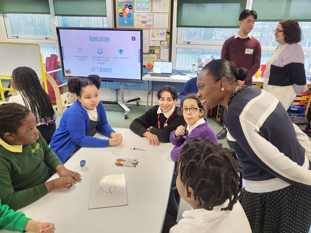 Thank you @TranslationExch @QueensCollegeOx @dettie_c for organising the creative translation workshop! Pupils loved learning about natural & creative translation & how idioms help us translate! Thank you @AnntoinetteBra1 @consejeriauk for your support