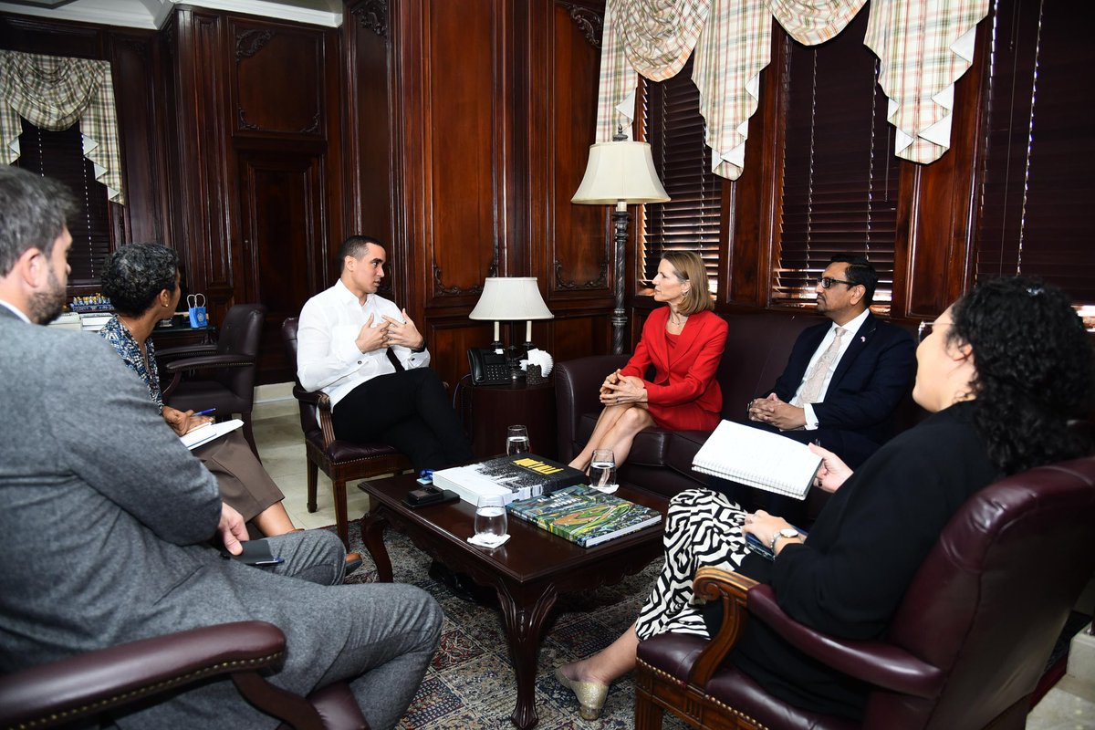 Hoy recibimos la visita de la enviada especial del primer ministro de 🇬🇧 para los pequeños estados insulares en desarrollo, Rebecca Fabrizi, acompañada de mi amigo @MockbulAli con quien discutimos las perspectivas y cooperación británica para los Sids.