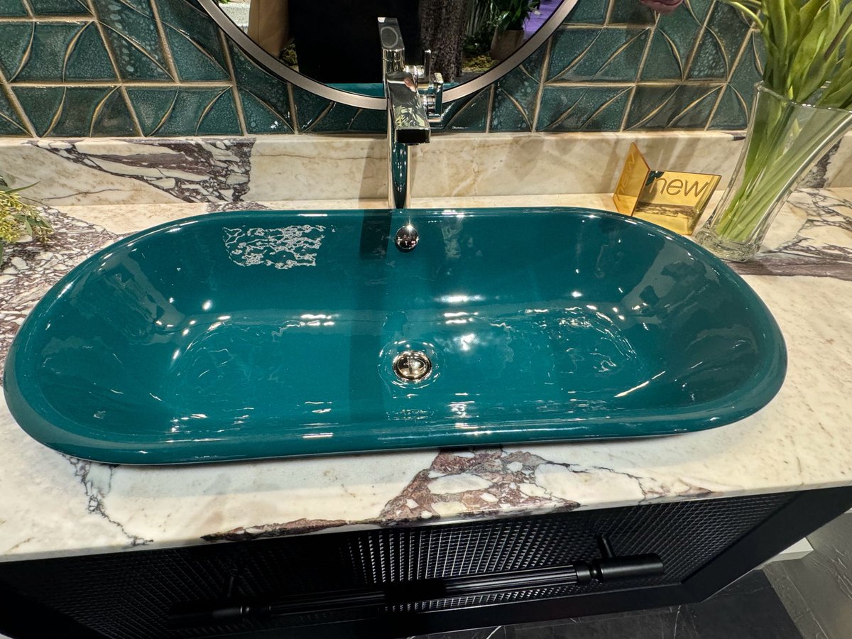 phcppros's tweet image. Loved the colorful clawfoot tubs and sinks we saw from @Kohler during #KBIS2024!