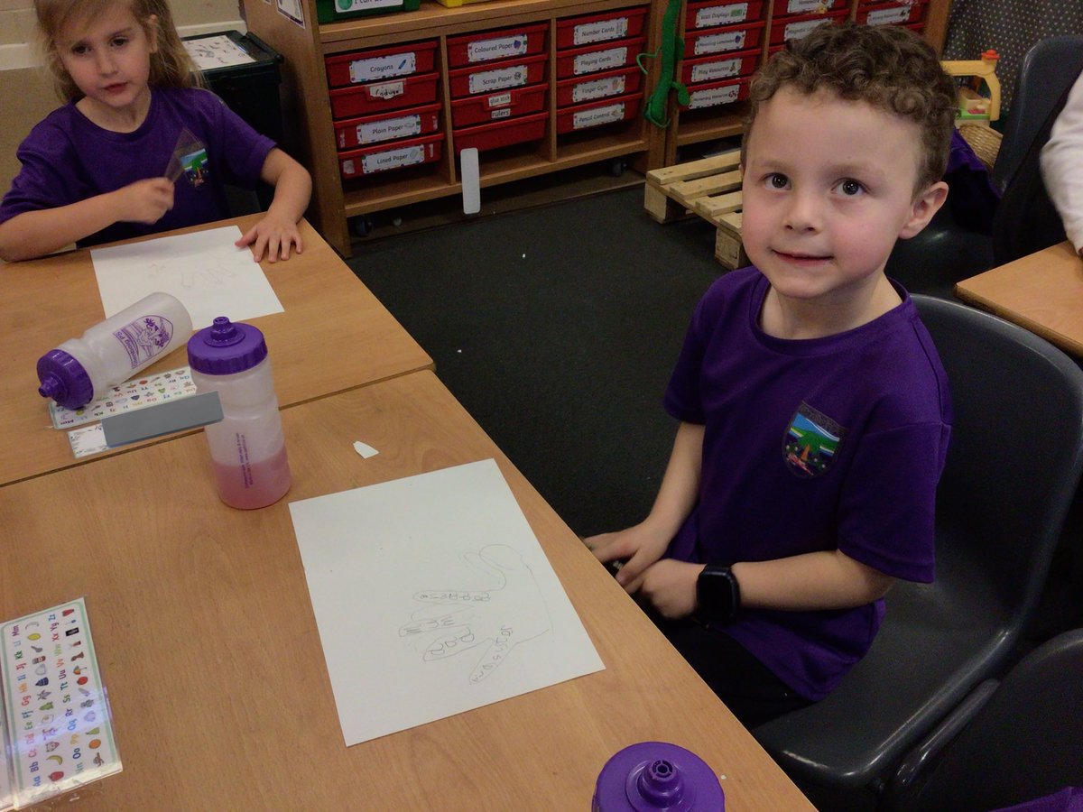 P1/2 have been learning about how to stay safe on the internet as part of @CyberScotlandWk this week. We heard the story of Digiduck and then made a helping hand to remind us about the people in our lives that can help us stay safe online 📱💻<a href="/NLDigitalSchool/">Digital Learning and Teaching NL</a>