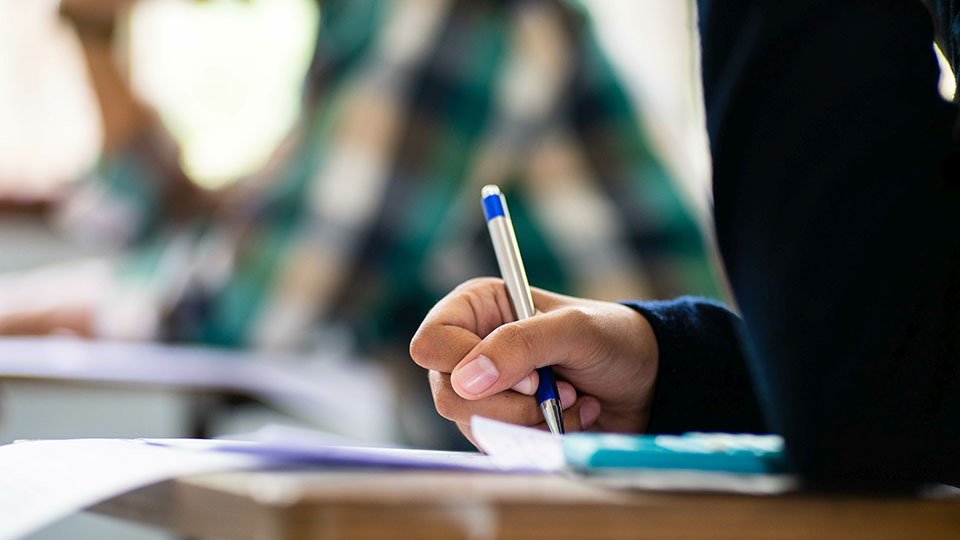 Great @ConversationUK article written by @colinfoster77 - By understanding how the brain works you could transform how school students learn maths👉 tinyurl.com/44s9c4nc @ESRC