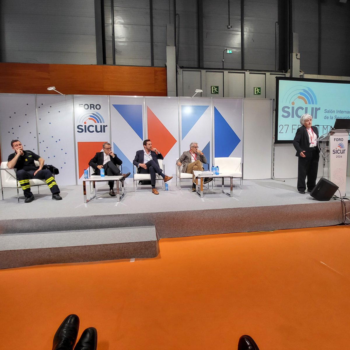 rosaperezriesco's tweet photo. #forosicur #SICUR24 #TECNIFUEGO 
La problemática de los edificios en altura y las fachadas. La necesidad de adaptar la legislación a las nuevas realidades: materiales incombustibles, cortafuegos,  toxicidad de humos... https://t.co/PdyqQxvv2c