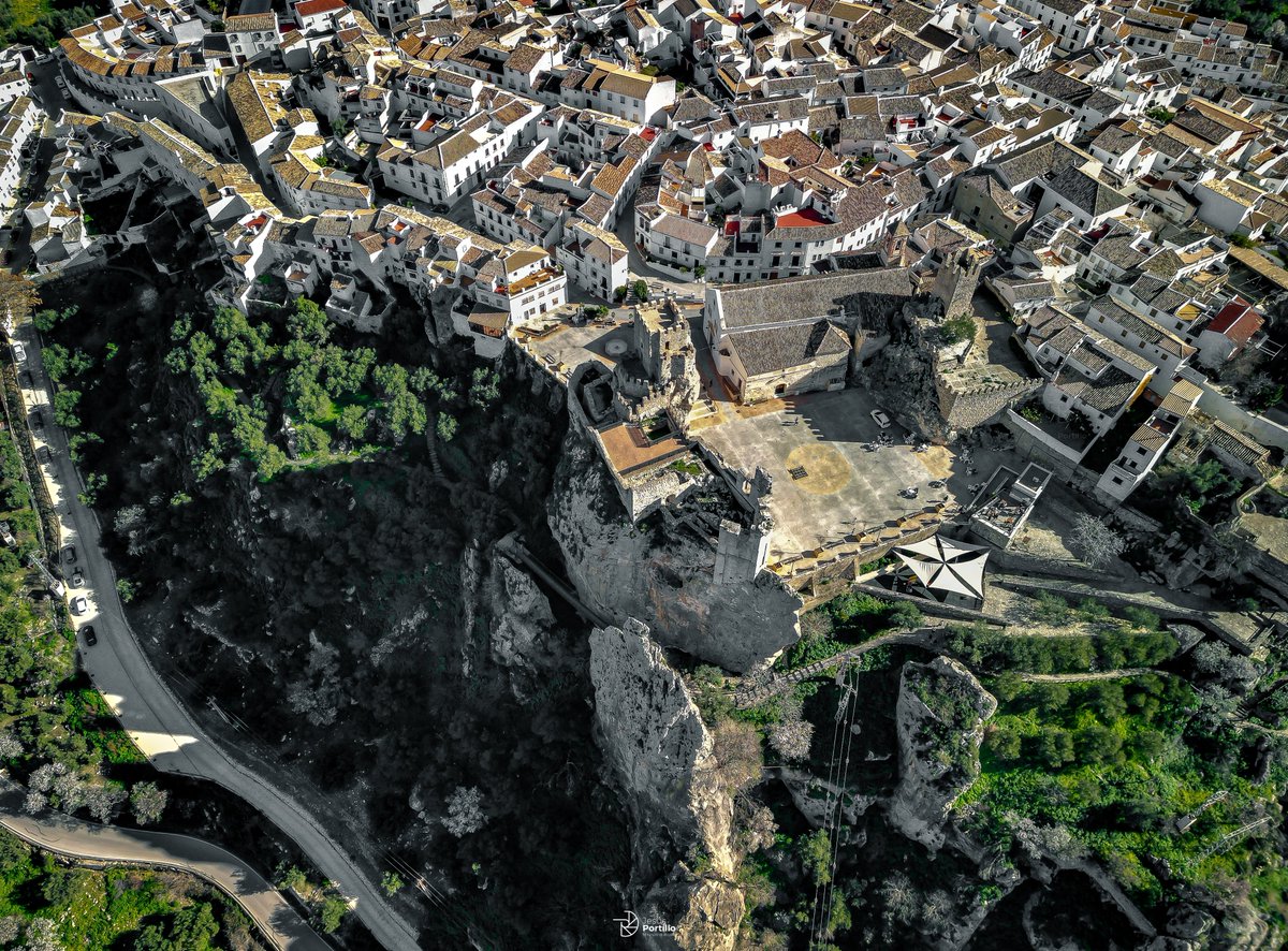 Zuheros, Córdoba (Spain) ~Uno de los pueblos más bonitos de España~ ~One of the most beautiful towns in Spain~ • • • • #mirandoeldetalle #Córdoba #castillo #Andalucia #dron #photo #zuheros #bonito #pueblo #travel #turismo #drone #dji