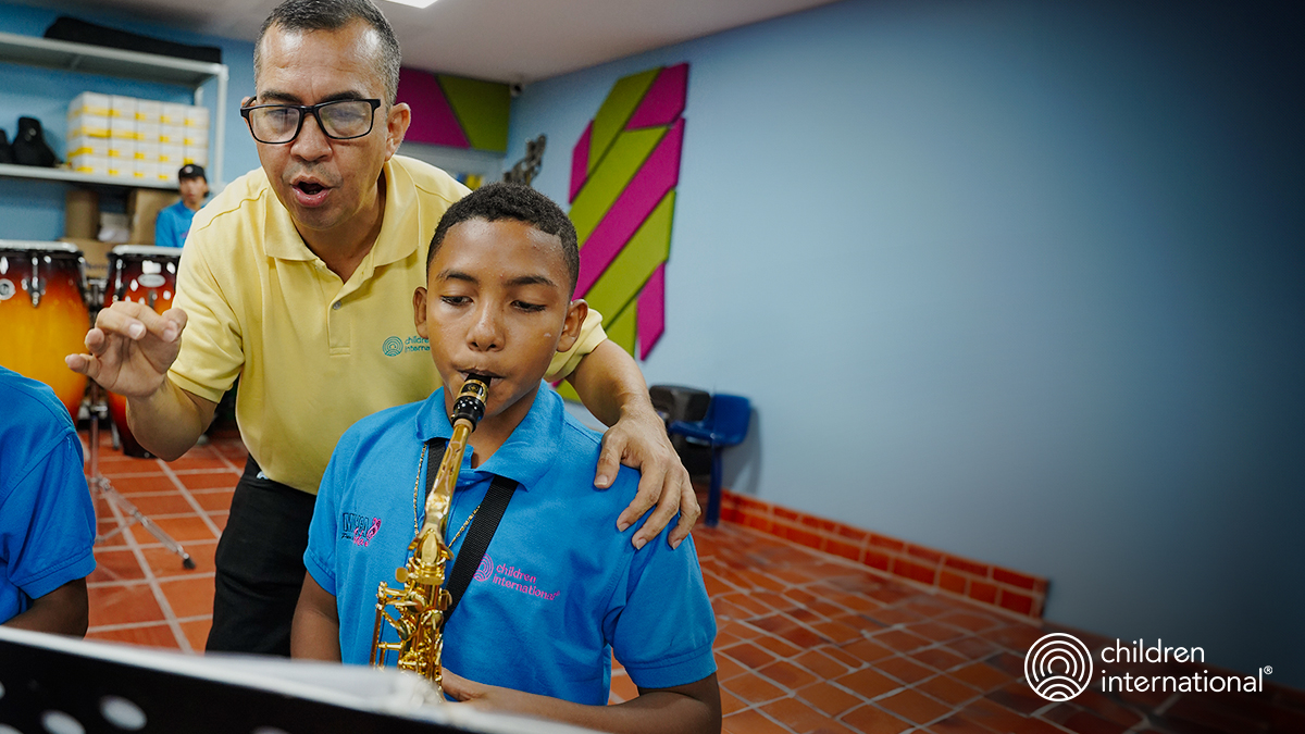 Meet the maestro behind the music of the Colombia Wind Orchestra- Juan Carlos! Nearly every student credits him for their newfound confidence and passion for music. Join us today, as we wish to highlight and uplift the impact he has had on the lives of our students. 💜🎶