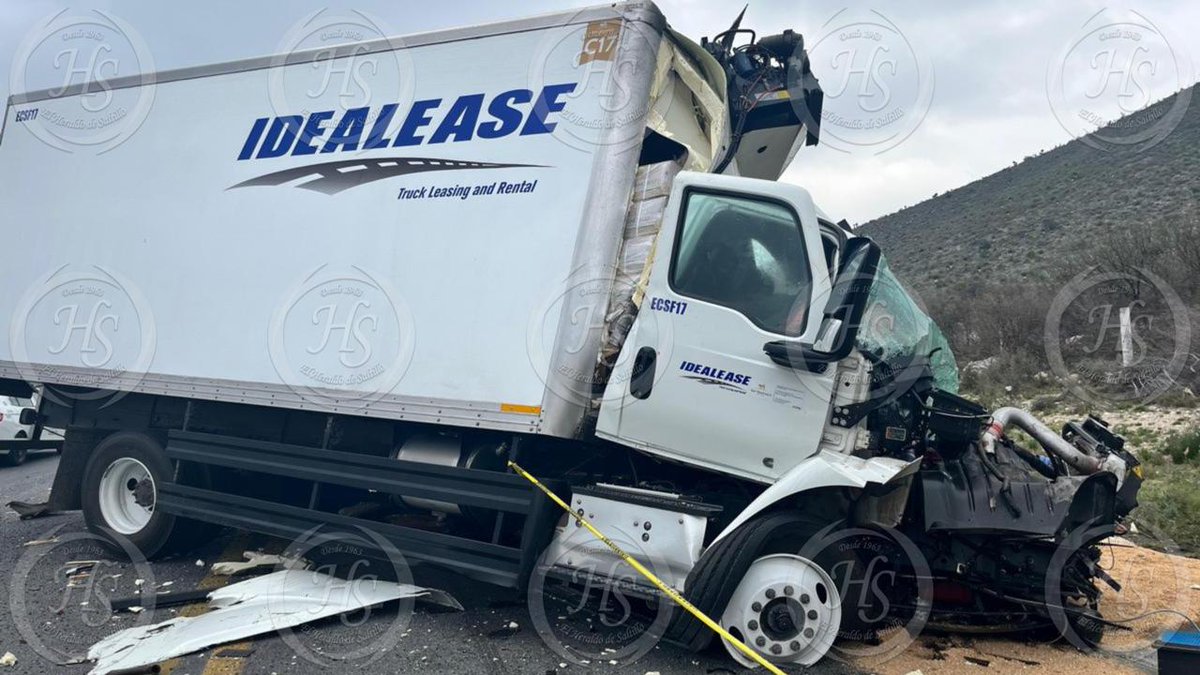 heraldosaltillo's tweet photo. Dos muertos tras accidente en la Saltillo-Zacatecas

Dos personas perdieron la vida y una mujer resultó herida en un aparatoso choque frontal entre dos unidades de carga sobre la carretera Saltillo-Zacatecas.
El percance ocurrió a la altura del ejido Puerto Piñones, en el kilómetro 300 +500, sitio a donde acudieron paramédicos del Cuerpo de Bomberos, estación Derramadero.
En el lugar se confirmó el fallecimiento de ambos conductores, por lo que el protocolo de seguridad fue puesto en marcha y la zona fue acordonada por oficiales de la Guardia Nacional.
Según el peritaje, el conductor de uno de los vehículos de carga habría invadido el carril contrario, lo que -aunado con el exceso de velocidad- generó la colisión de forma frontal.

Lee la información completa en: https://t.co/CTgduh7y6q