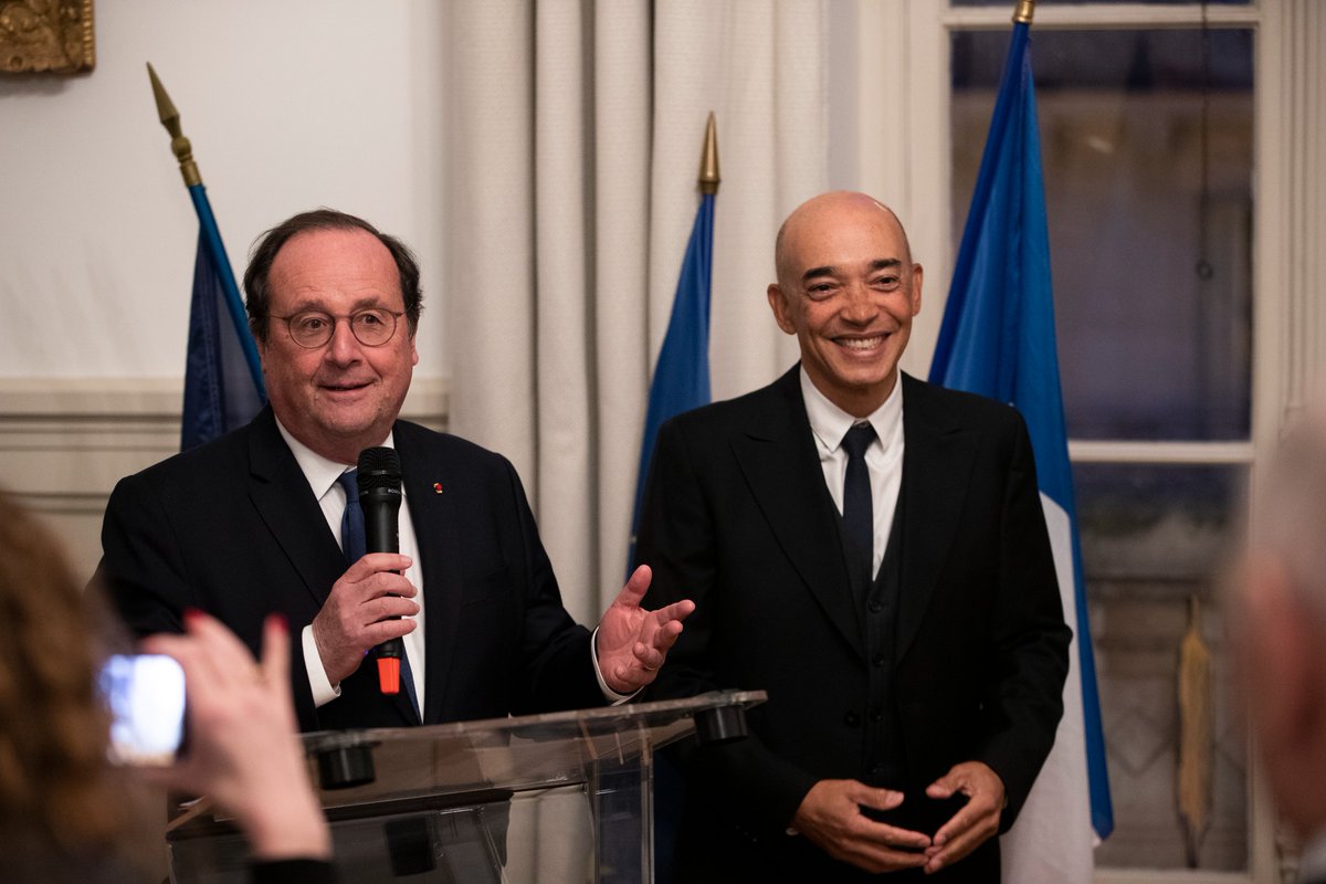 🏆 Le VP d'@AssasUniversite , @fabrice_almeida , distingué par l'ancien président @fhollande du grade de chevalier de l'ordre national du Mérite. La cérémonie s'est déroulée le 27/02/2024, marquant un moment fort en émotion. Félicitations ! 🎓 🔗Détails : shorturl.at/nrtP6