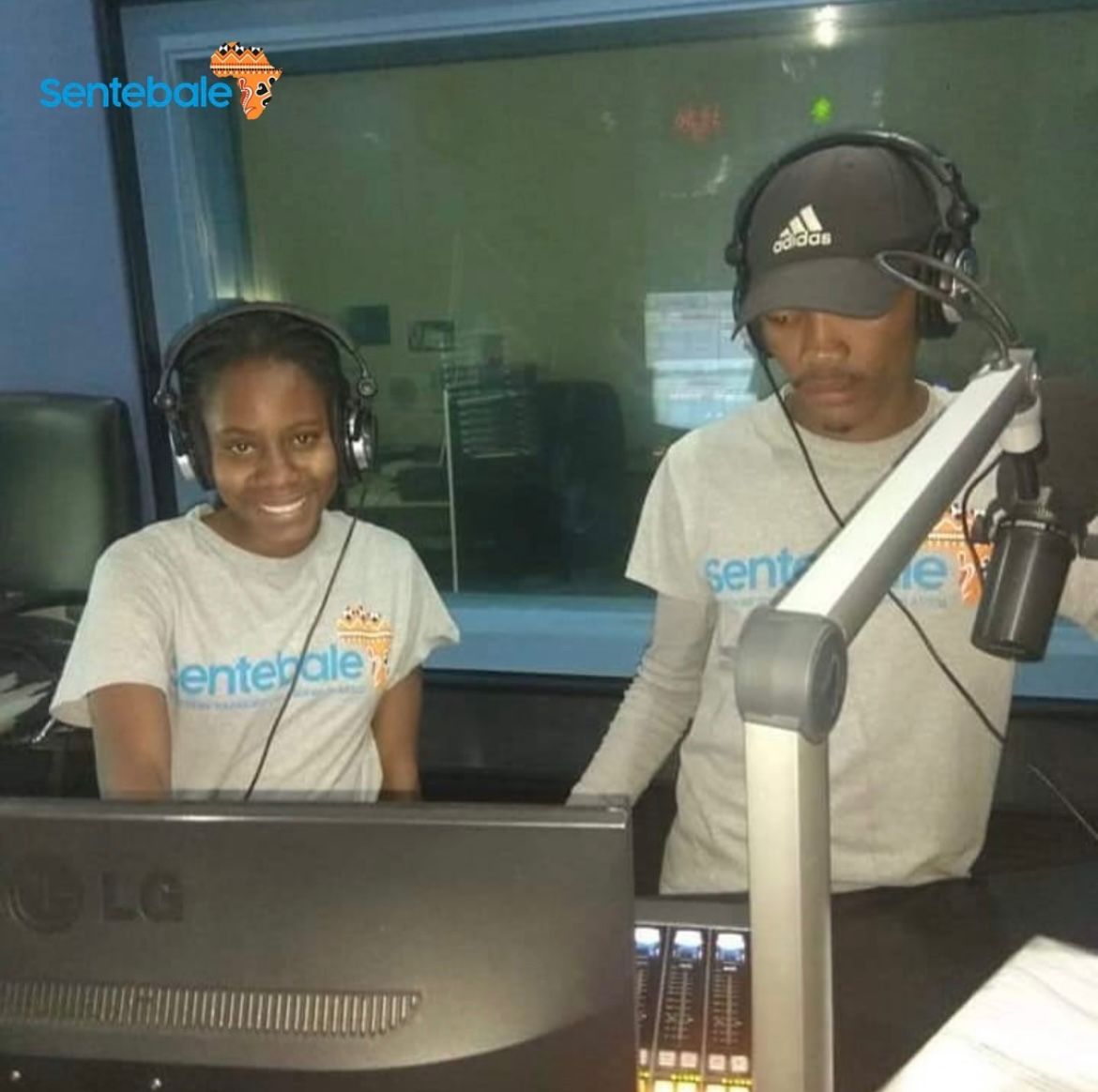 Sentebale's tweet photo. In collaboration with @DiamondsDoGood @DumaFMRadio, #Sentebale #Botswana is letting youth on air. This initiative gives a safe space for young people to share how their generation's positive attitude leads to a renewed focus on Health and Socio-Economic well-being.
#RadioPositive https://t.co/BkHHkpE5Rm